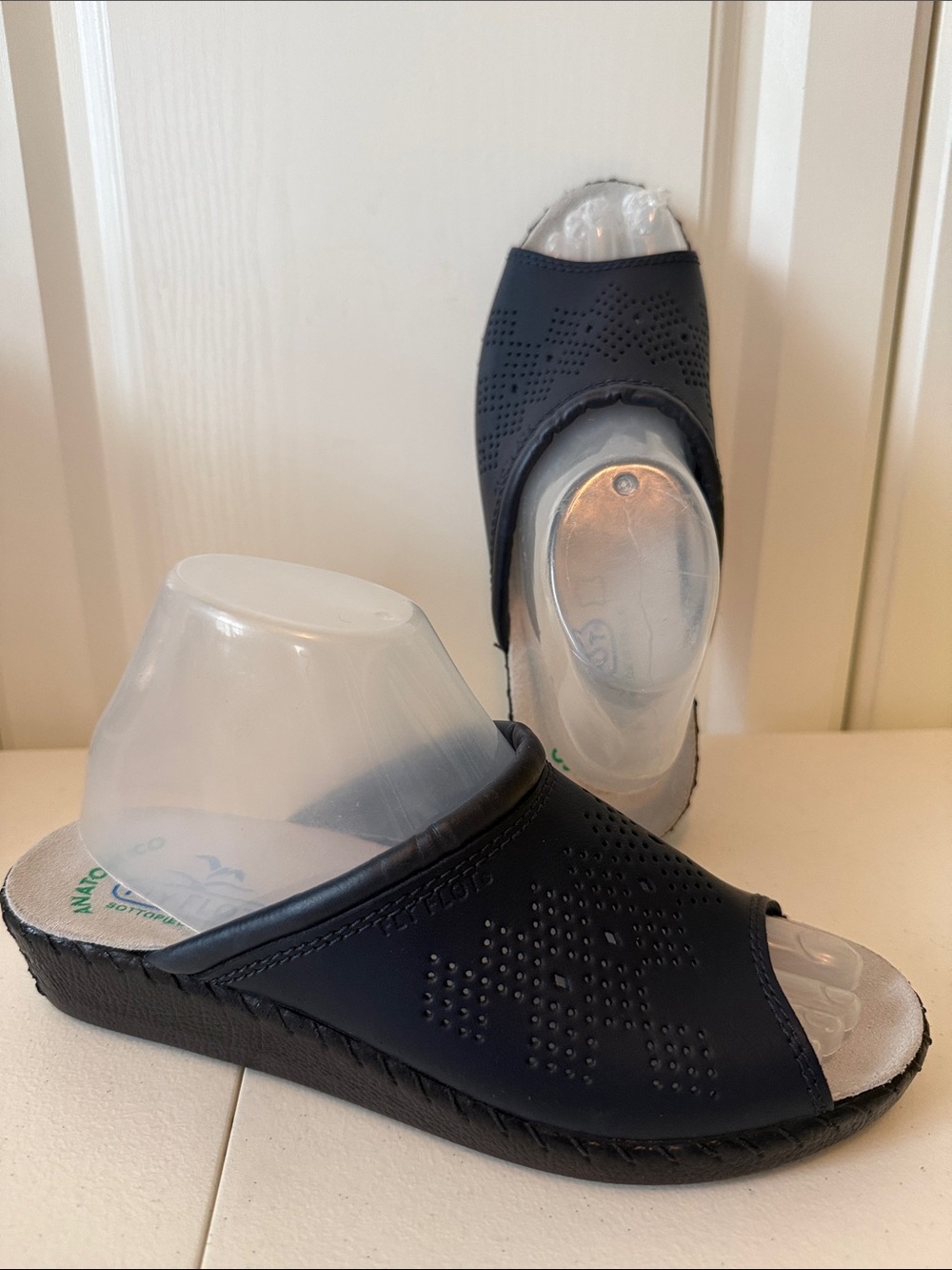 New Flu Flot Navy 1-1/2” Wedge Heel Slide Sandals (sz - Euro 39 or US 8)